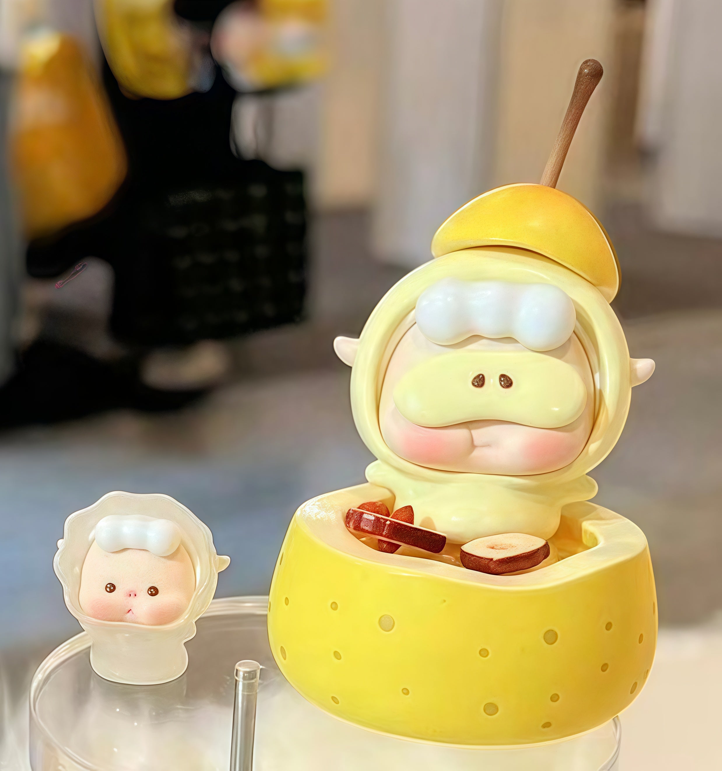 WUWU-THE PEAR POT FIGURE LIMITED 520 PICES