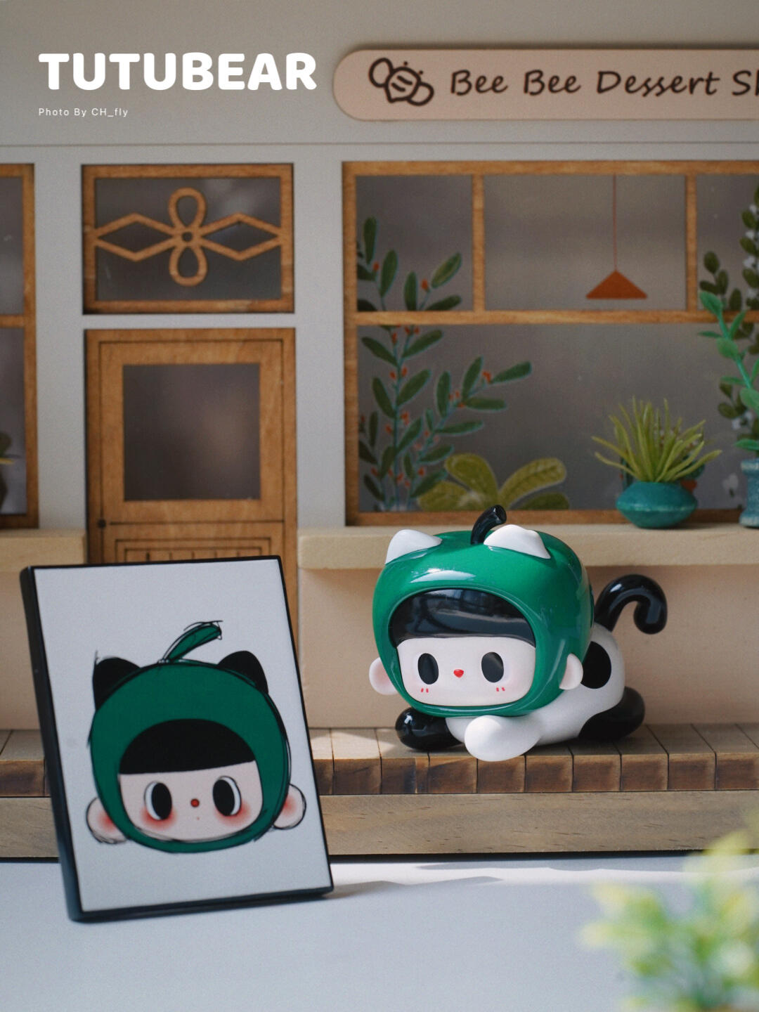 TUTUBEAR-LITTLE ARTIST-GREEN APLLE FIGURE