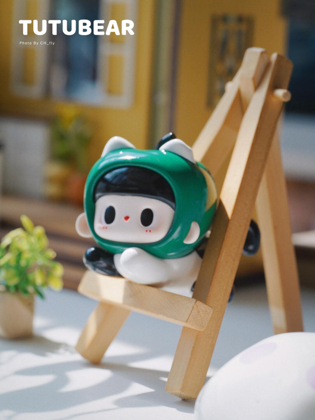TUTUBEAR-LITTLE ARTIST-GREEN APLLE FIGURE