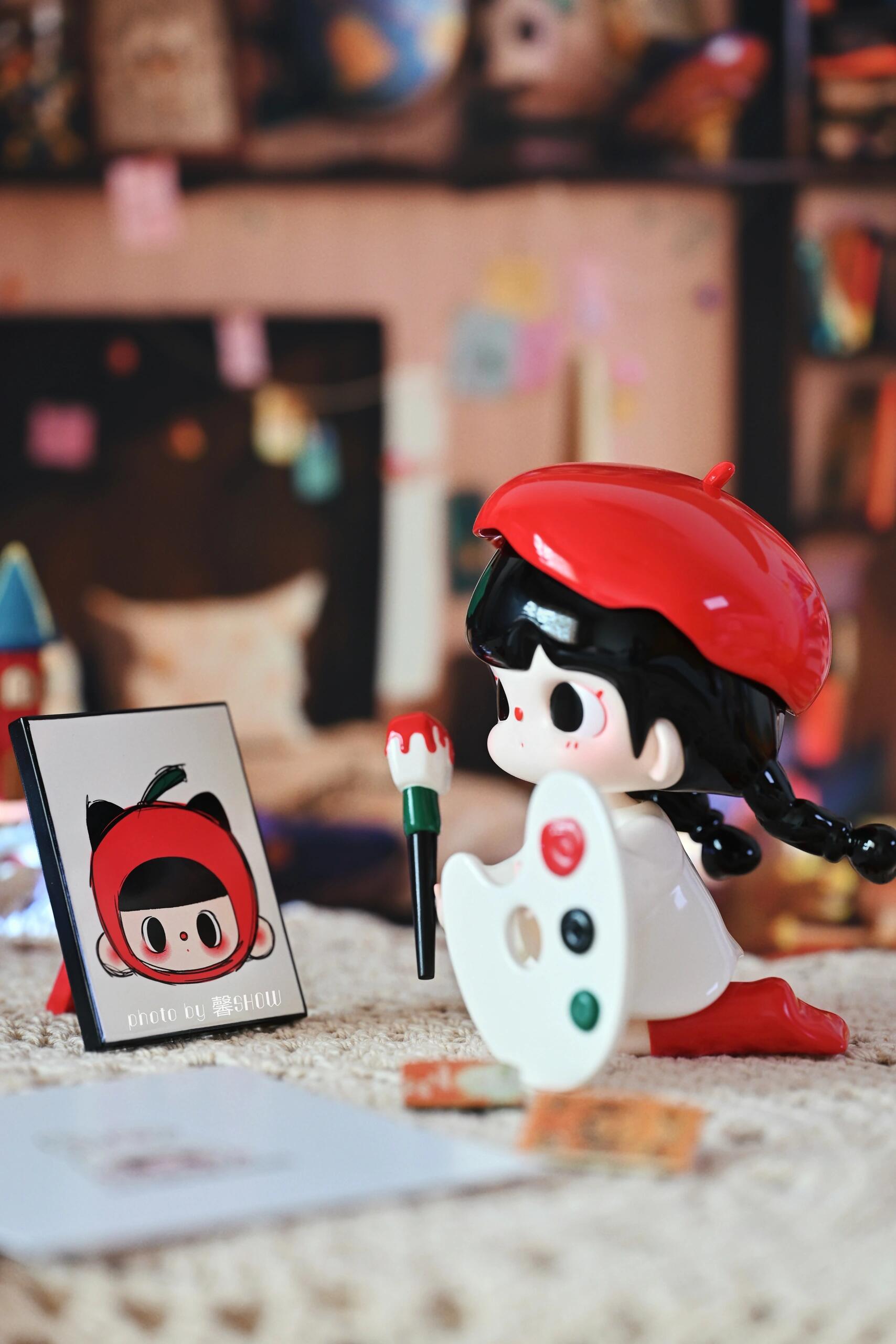 TUTUBEAR-LITTLE ARTIST-RED APLLE FIGURE
