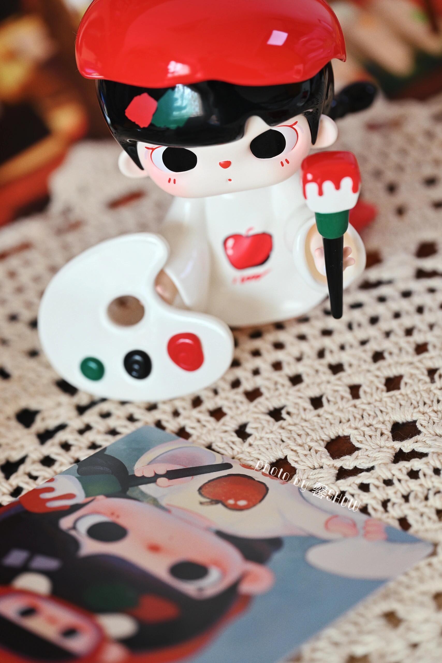 TUTUBEAR-LITTLE ARTIST-RED APLLE FIGURE