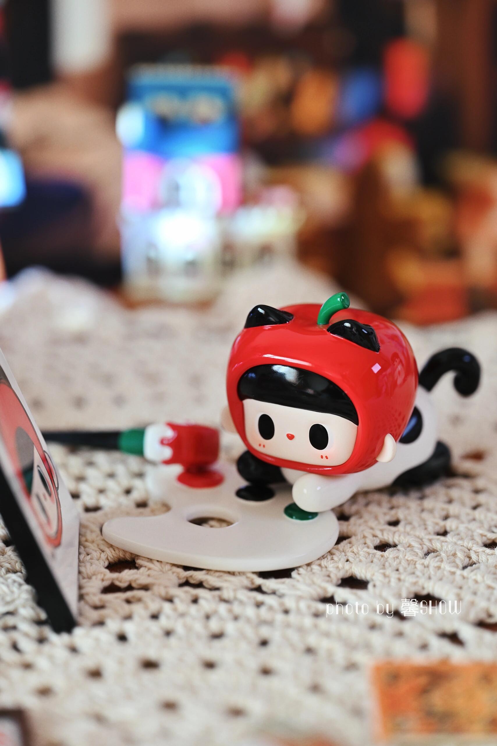 TUTUBEAR-LITTLE ARTIST-RED APLLE FIGURE