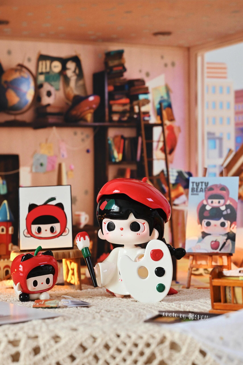 TUTUBEAR-LITTLE ARTIST-RED APLLE FIGURE