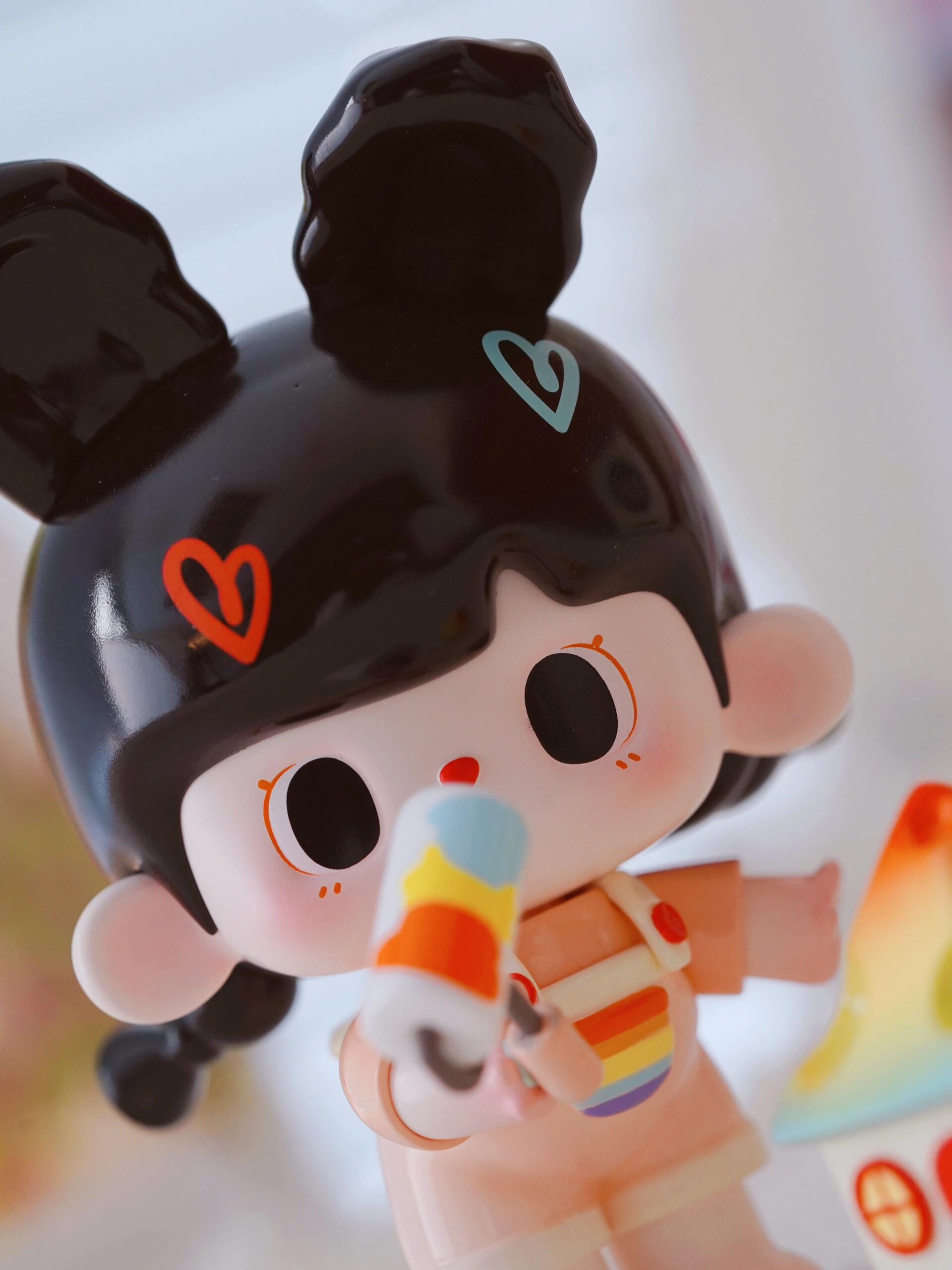 TUTUBEAR-LITTLE RAINBOW  PAINTER FIGURE- WORLD WILD Limited 69 PICES