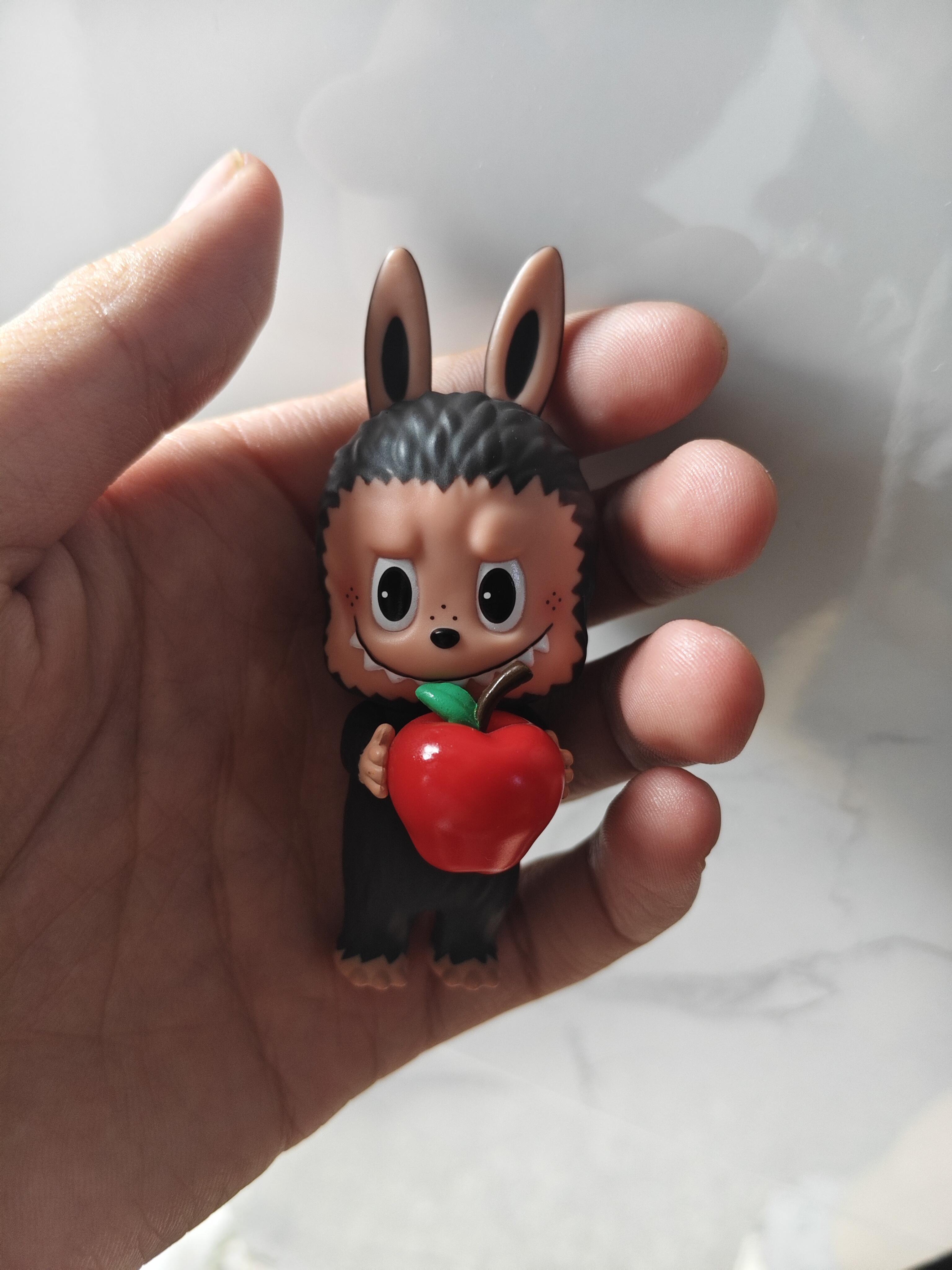LABUBU-RED APPLE