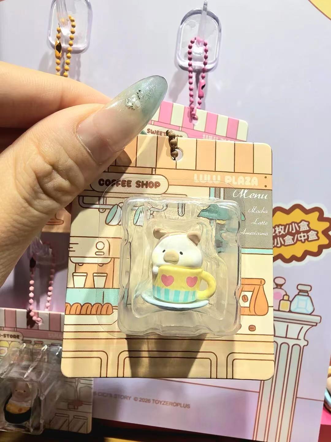 LULU PIG -The PLAZA series min hang card