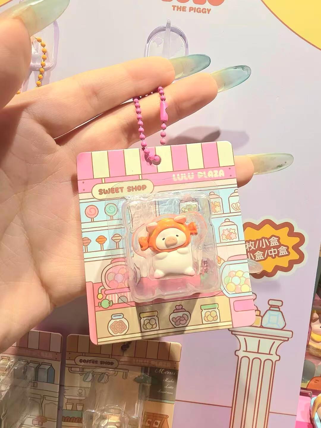 LULU PIG -The PLAZA series min hang card